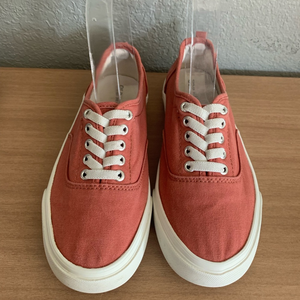 Old Navy Girls Everyday Tennis Shoe size 1